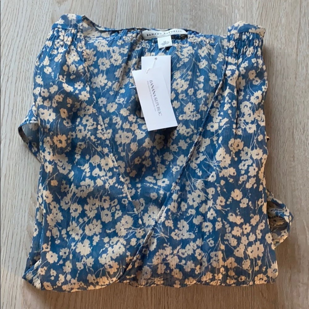 Banana Republic Sheer floral Blouse💙